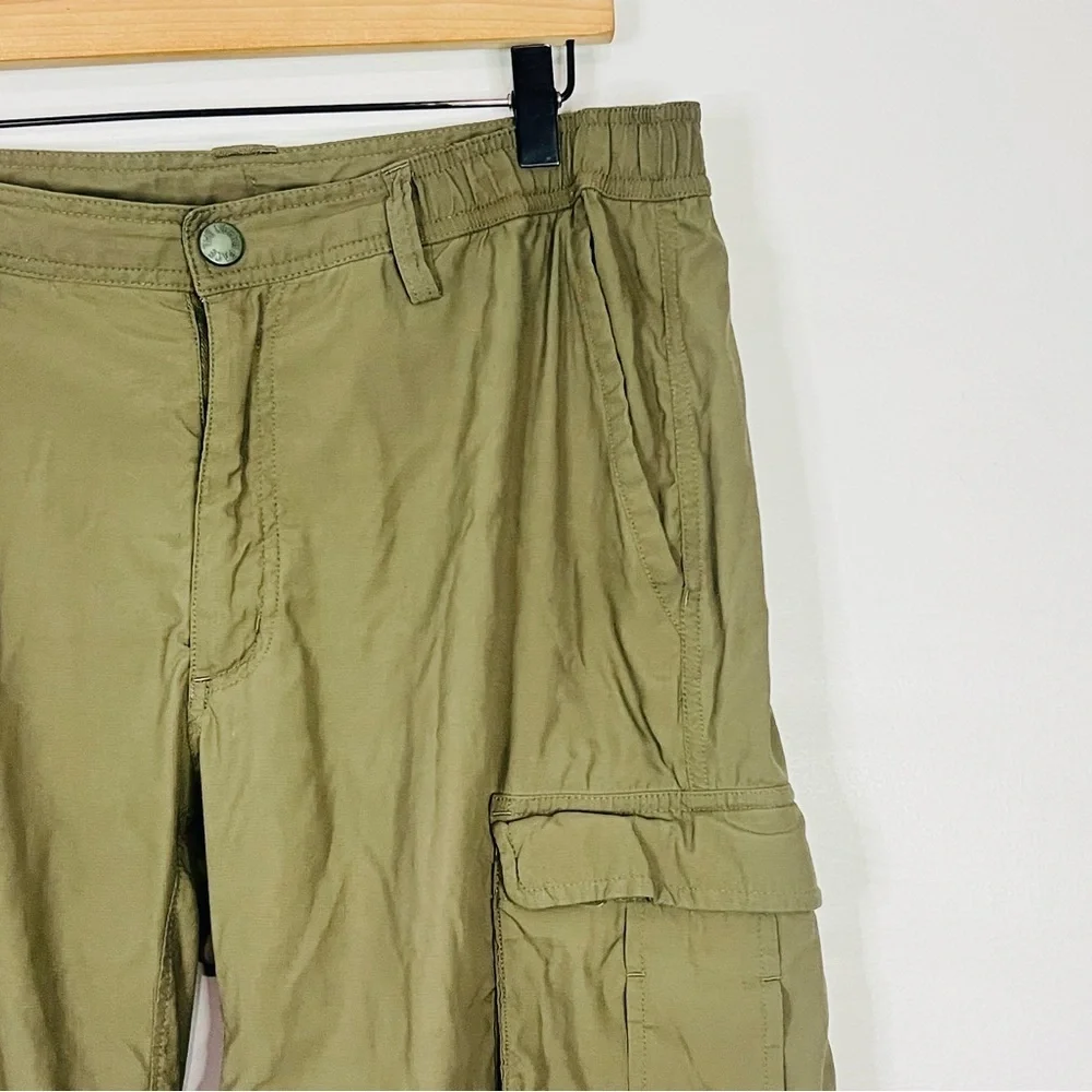 The North Face Green Lightweight Cargo Shorts 32W